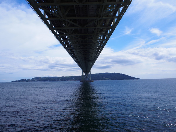 瀬戸内海そして淡路島へ伸びる直線