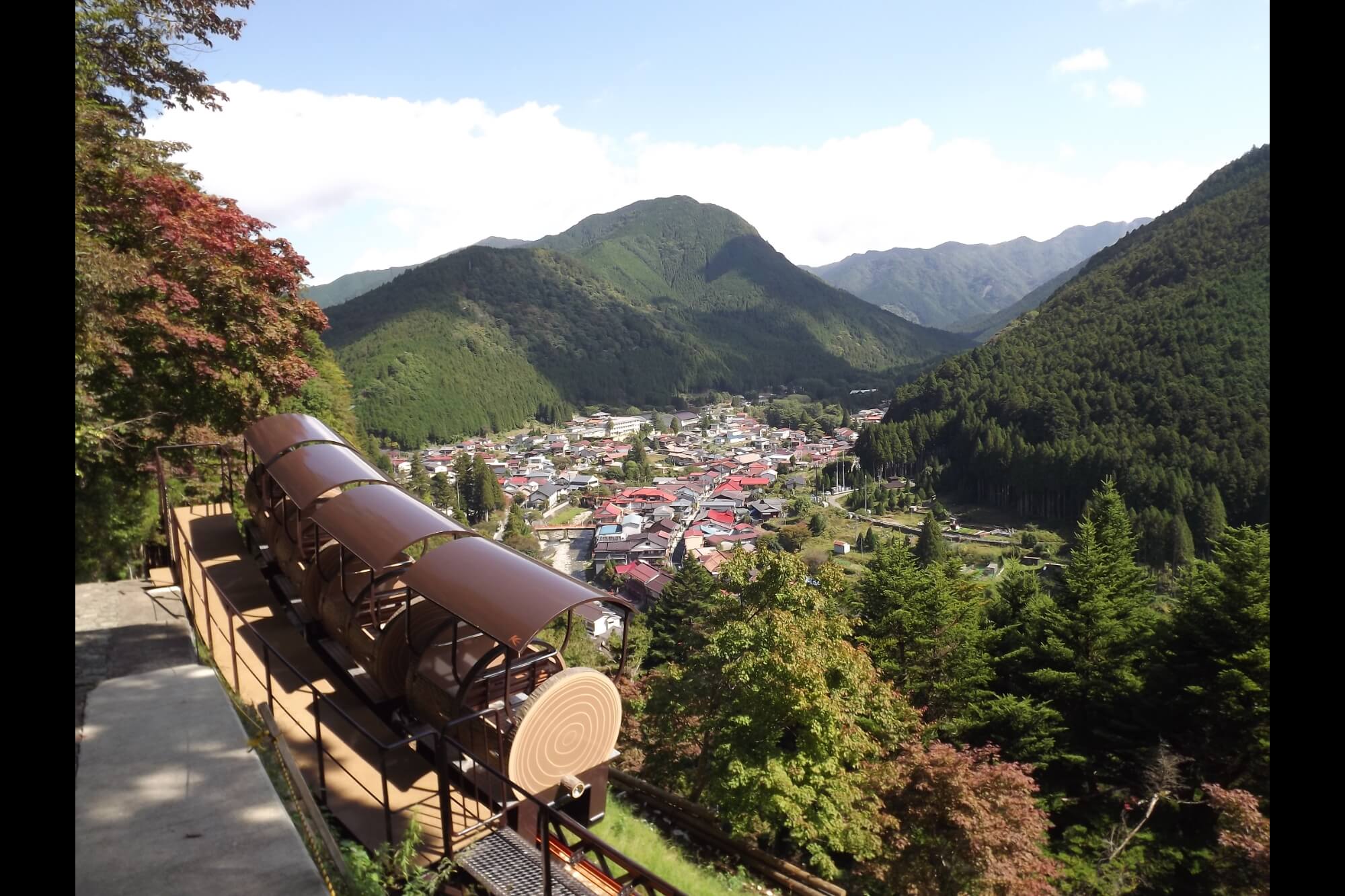 面不動モノレールと洞川の町並み