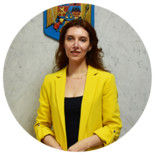 シルヴィア・チェルケァザ大使秘書