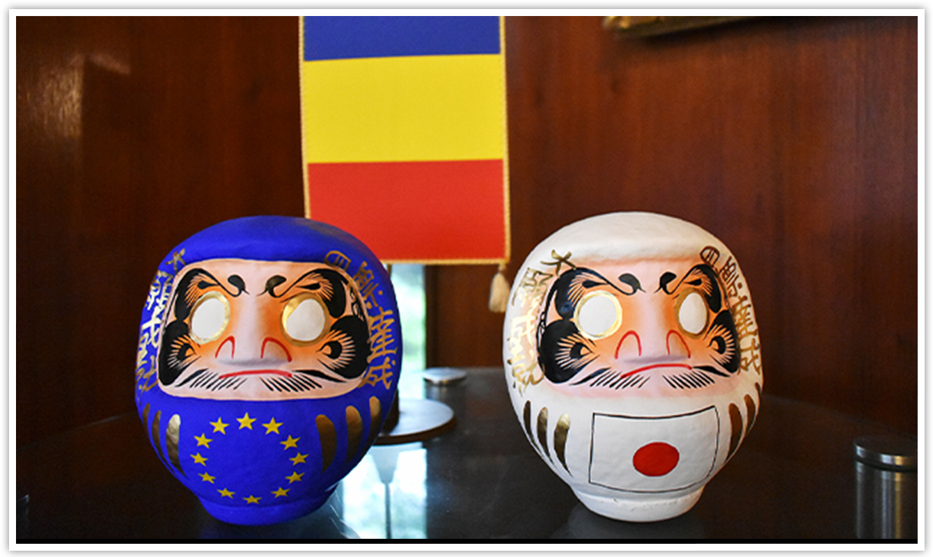 日本とルーマニアの友好関係を表しているような達磨