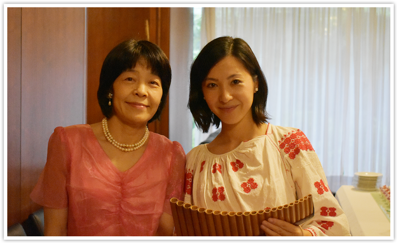 パンフルート演奏者の櫻岡史子さま（写真右）ピアノ演奏者の佃恵井子さま（写真左）